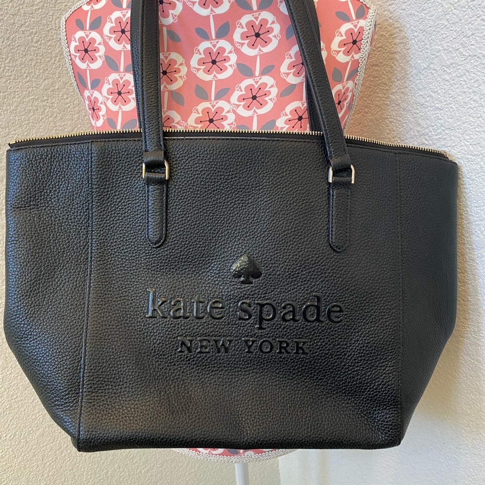 Kate Spade Black Textured Tote zip closure
